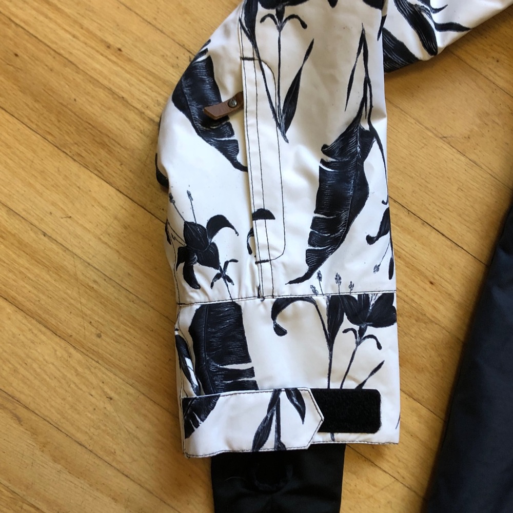 Roxy Snow Board/Ski Jacket - Picture 11 of 12